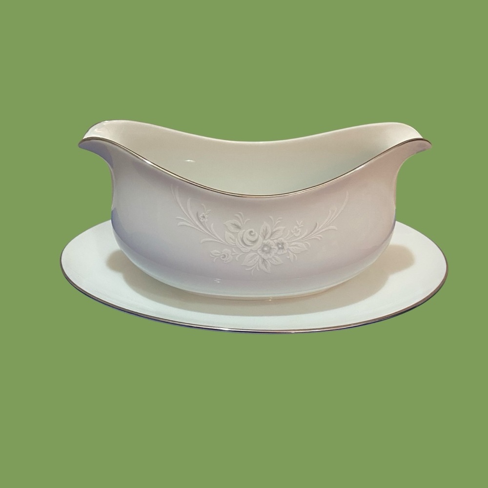 Gravy Boat with Attached Underplate Cantata by SANGO